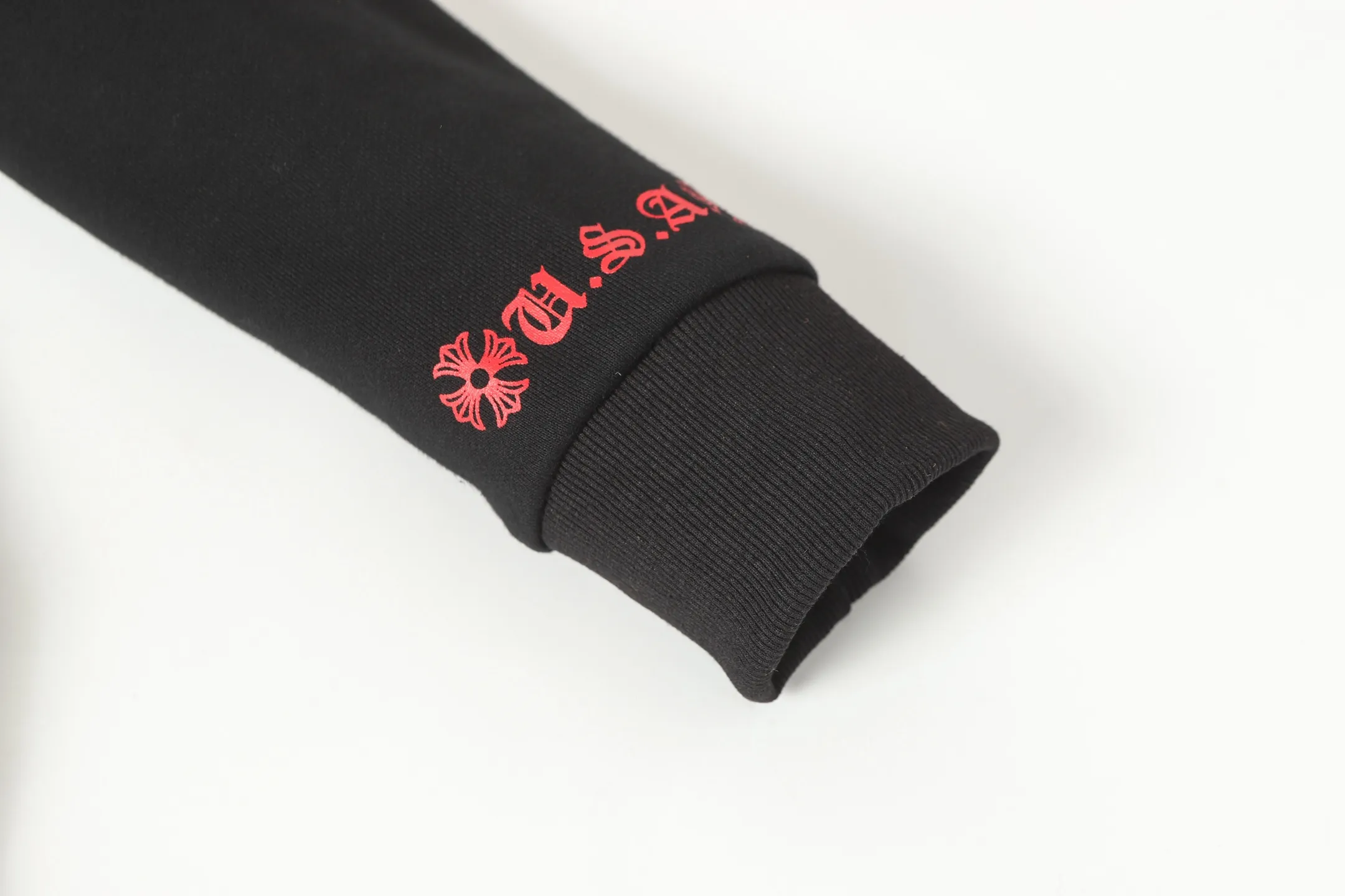 P240 Cross-border model, please do not place an order if you are pursuing quality - Chrome Hearts/Chrome Hearts Horseshoe Sanskrit printed hooded sweatshirt - High weight, high density and high quality. The wool is soft, delicate and skin-friendly. Soft and silky to the touch. Excellent warmth and skin-friendly properties. - Custom-woven and custom-dyed. No color difference. No matter the fabric or workmanship details, it is better than the ordinary version on the market. - Hardware and zipper accessories are all customized. Full of details - Color: black - Size: S M L XL